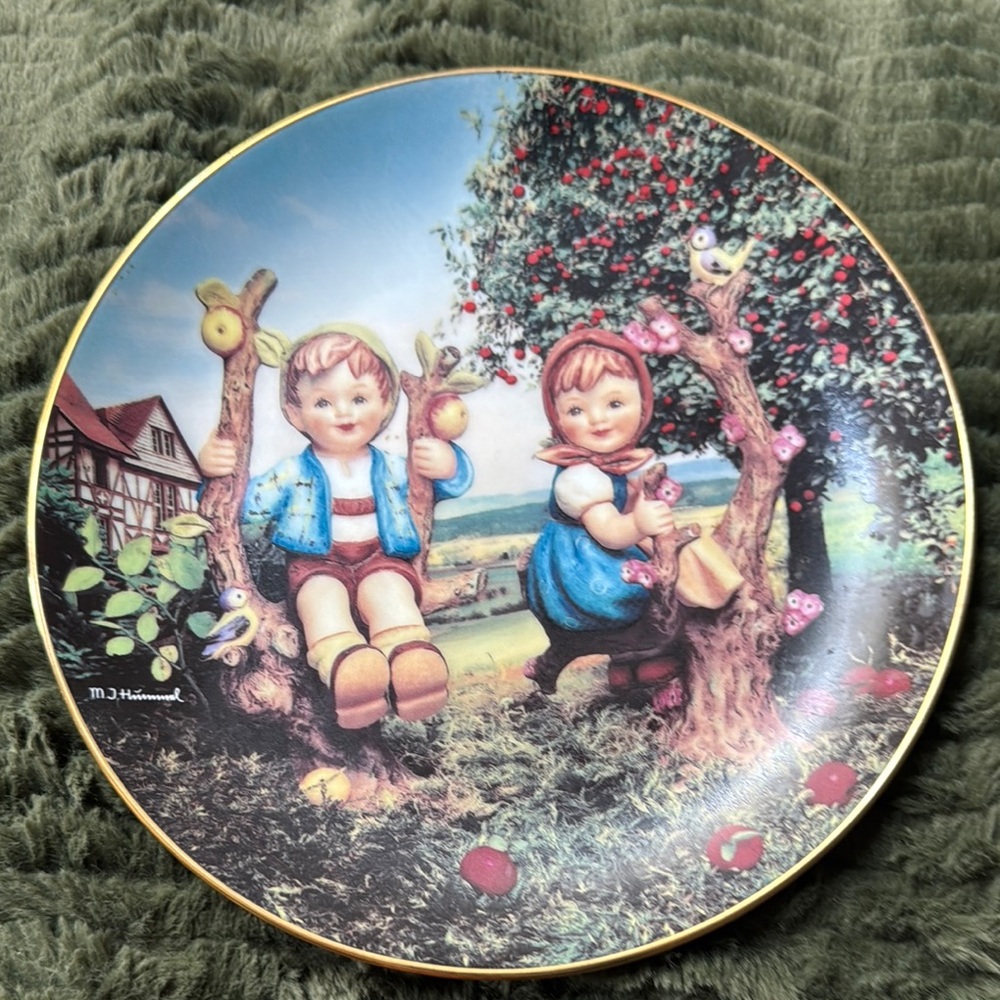 M.J. HUMMEL Little Companions 8" Plate "Apple Tree Boy & Girl" 1989 Danbury Mint